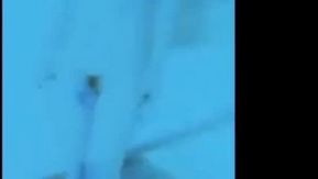 都几月了还这么热？ 汤不热红人决定不穿衣服趴趴造