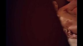 Ma fille a été surprise en train de regarder un film pornographique. Son père l'a sévèrement punie avec sa bite !!