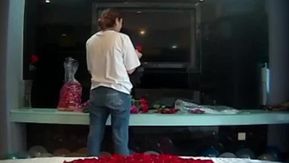 [飯店偷拍] 新婚小夫妻~給老婆最驚喜的旅程~之後就能享受最完美的性愛體驗!!服務生用玫瑰花佈置好的房間TP新婚小夫妻洞房花燭夜