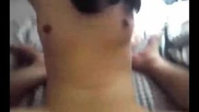 Una joven pareja doméstica se toma selfies mientras tienen sexo en un hotel. La chica se muestra aprensiva y dice: ¿Están ahí para el rodaje? Es realmente extraño.