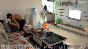 在客厅跟小姨子玩游戏,刚玩玩儿子就跑来,真是吓死本宝宝了