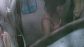 Espiando a la chica de al lado con un sujetador rojo tomando una ducha