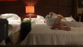 在成人網站上直接約泡網友做性愛拍攝 毫不客氣的猛烈抽插