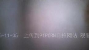 大きな胸を持つ若い女の子は入るのが待ちきれません