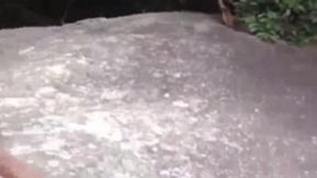 Agora que estão todos expostos na natureza, a garota de seios grandes e vestida de vermelho vai ajudar os dois na limpeza.