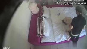 Je veux qu'elle soit obéissante et qu'elle l'appelle papa, mais elle ne veut pas, je claque des doigts et je lui fais demander grâce : j'avais tort, papa ne veut pas.