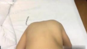 Meu tio definitivamente tem más intenções quando traz a sobrinha para um quarto.