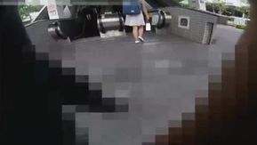 偷拍路邊正妹的裙底風景！一臉清純的她沒想到裙子裡面這麼騷！兩片肉讓我「雞昂」啊！ 2