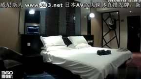 想跟眼镜妹打炮还得看脸色  要她高兴腿才打开