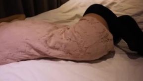 良い子はベッドに横になるとすぐに落ち着き始めます。プレイしたい場合は、彼女を気分良くさせる小道具を追加してください。