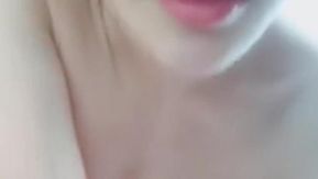 最も無邪気な女の子はニンジンで遊ぶのに飽きたので、今回はキュウリを使って別の味を作ります