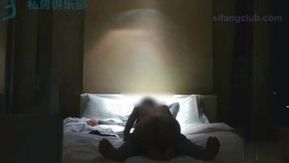 Una pelea con una sexy profesora de música en la habitación terminó con un primer plano del creampie filtrándose