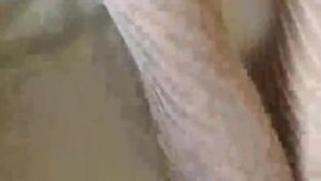私の小さな彼女は、犬のように、突然、手錠をかけながらセックスしたがります。彼女は、コンドームなしで後ろからセックスするのが好きです。「私がセックスすると、とても気持ちいいです。」