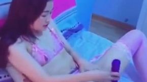 美しい妹は自慰行為をするだけでは満足できず、いとこの部屋に走って行き、ズボンを下ろして彼を食べようと主張しました。