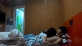 追了两个月终于扑倒她! 推倒大学妹抓着长腿爽吃一晚