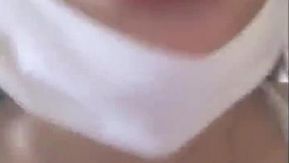 La fille tatouée expose sa chatte blanche et tendre et la lui donne sauvagement. C'est un bonus que tous les hommes adorent.