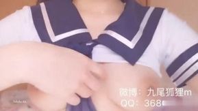 Tous ceux qui l'ont vu disent que c'est tendre. La jeune écolière au visage de bébé et aux gros seins est trop mignonne !
