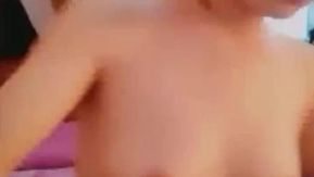 Tocando música enquanto faz sexo ao vivo, a âncora feminina de cabeça redonda torce o corpo com sensibilidade