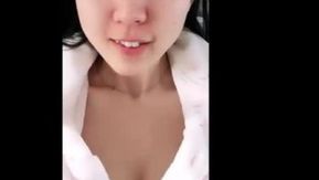 如果给我买好吃的就把摄影机往下移~刚毕业的大奶妹还真淫贱