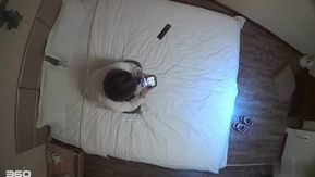 提前开好房间等男人! 进门就带一把套套整晚不用睡~