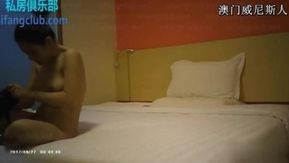 体力維持のためにジムで知り合った若い女性とデート。