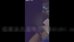 [本土精选!]「好粉喔~」唱KTV庆生就偷偷抠女神小穴，忍不住带到厕所相干