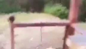 A menina tira uma selfie primeiro no pavilhão do parque para o “exercício matinal”: depois, quando chega em casa, enche a buceta de leite.