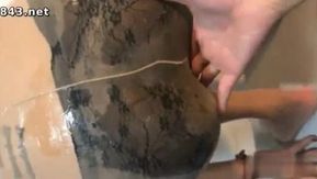 Hermosa zorra de piernas largas y trasero es follada por una gran polla y su cara queda ligeramente expuesta