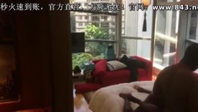 裕福な娘は自分の欲望に満足できず、かつて2人の黒人の兄弟を家に招待し、2人の大きな黒人のチンポに挑戦しました。