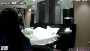 [Photographie cachée d'un hôtel] Une pure étudiante aux cheveux longs portant un uniforme scolaire a séché les cours pour avoir une réunion privée avec son petit ami ~ Elle a une silhouette claire et translucide qui la rend sexy ~ Elle a même couru vers la caméra pour faire l'amour ~