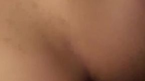长发公主被压在床上猛操~男友手也没闲着~无套之馀还是要拍下最美的一瞬间~
