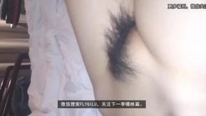 Est-ce à cela que ressemble Zhang Xiaochen, un mannequin en bonnet D de 176 cm, en privé ? Les chignons blancs transparaissent à travers la tenue trouée dans le mur : une jeune de 20 ans est tellement sensuelle