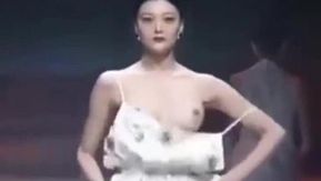 模特兒很敬業~就算走光還是臨危不亂~