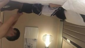 A mitad de la conexión del hotel, la putita se puso las medias negras y el uniforme de estudiante que traía consigo y siguió follándola durante 50 minutos.