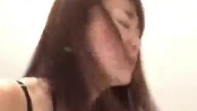 【日本】欲求不満の巨乳妻が浮気をビデオに撮られ、楽しそうな表情を浮かべている。