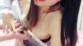Прикасаться к нему приятно и приятно~ После того, как пара занималась оральным сексом, они оседлали сверху и занялись сексом.