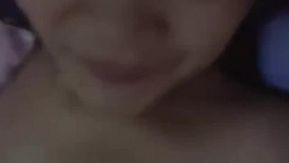 嫩妹主播夜晚和砲友直播啪啪表情很享受