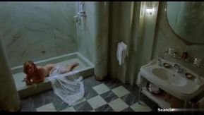 [Europa e Estados Unidos] Filme O Castelo do Mal ~ Cena nua e em coma de Milla Joravitch!!