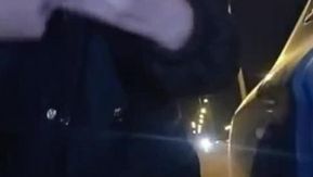 Eu dirigi até o rio para fazer sexo~ De repente um transeunte passou e eu tive que me esconder rapidamente no carro e continuar fazendo sexo!!