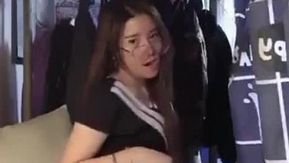 純真女子大生がルームメイトを利用して授業受講～寮で二人きりのセックスを生配信！