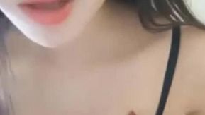 黑长直直播主的激情~幸运哥哥用温热肉棒来无套啪啪啪~