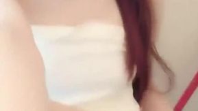 大きな目と気質を持つ女の子は、ピンク色のマンコを広げて、マンコを濡らして湿らせます〜