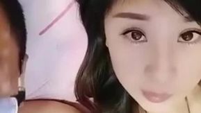 [¡Transmisión en vivo seleccionada!] ¡La esposa sexy está teniendo sexo en casa! ¡Cuanto más tiembla, más rápido se vuelve! Quiero registrarme +1.