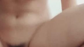 Jovem casal fazendo show de sexo ao vivo ~ Namorada está obcecada em comer frango ~ Namorado está entrando apaixonadamente por trás !!