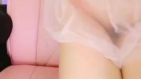 定番娘が椅子の上で即ハメ～おっぱいが泡を吐くまで～今回は全裸！