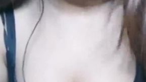 A âncora peituda está dirigindo! Ela não quer raspar o cabelo e vai online para esfregar os seios e se masturbar. Sua bucetinha rosa está esperando o namorado chegar e ela pode fazer sexo online ~.