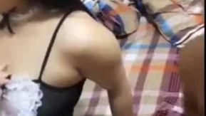 “Pare de esfregar ~ Vai inchar de novo !!” Uma anfitriã vestida de sogra faz sexo com as amigas à noite ~ Esse corno está usando um pau grande !!