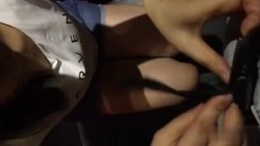 La femme induite par l'alcool était si confuse et entichée qu'elle a commencé à enlever le pantalon de l'homme dans les toilettes de KTV et avait envie de le faire.