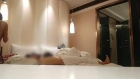 [本土精选!]老版又双飞!! 跟长髮泳装模特「偷跑」来一发还是下体不满足