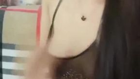 Uma âncora linda com um rosto jovem e doce e uma figura esbelta.
